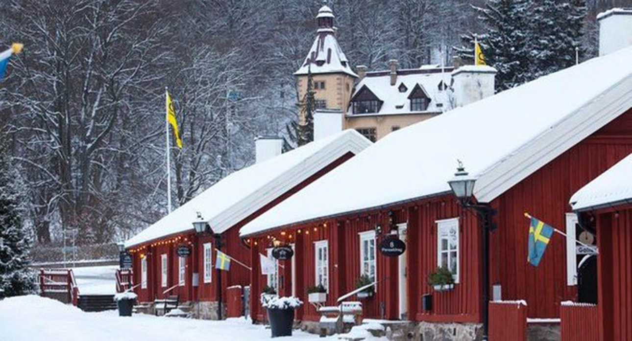 Bilder på Smedbyn med slottsvillan bakom. Allt täckt i ett härligt snötäcke.